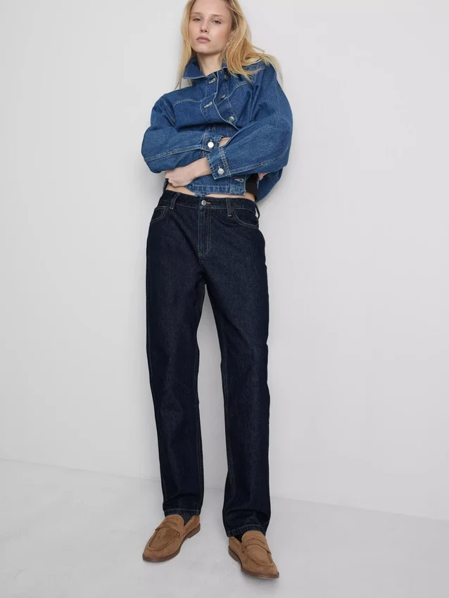 Jeans i bomullsdenim med middels høy midje og rette ben