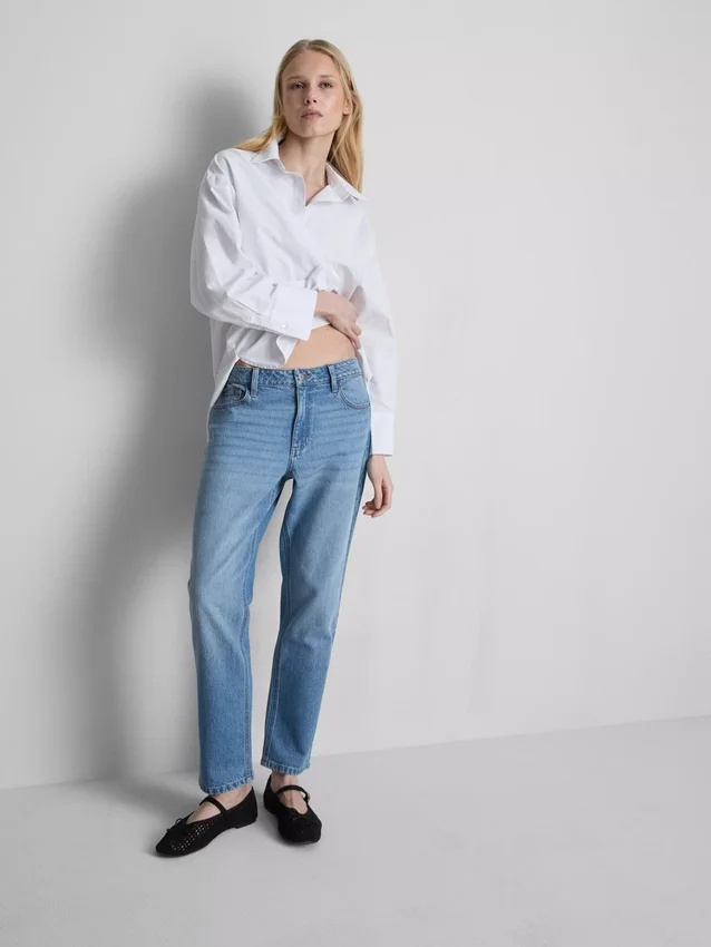 Jeans i bomullsdenim med middels høy midje og rette ben