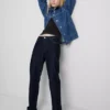 Jeans i bomullsdenim med middels høy midje og rette ben