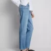 Jeans i bomullsdenim med middels høy midje og rette ben