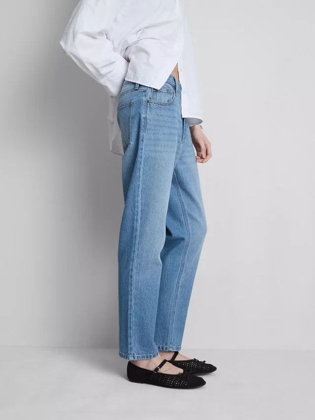 Jeans i bomullsdenim med middels høy midje og rette ben