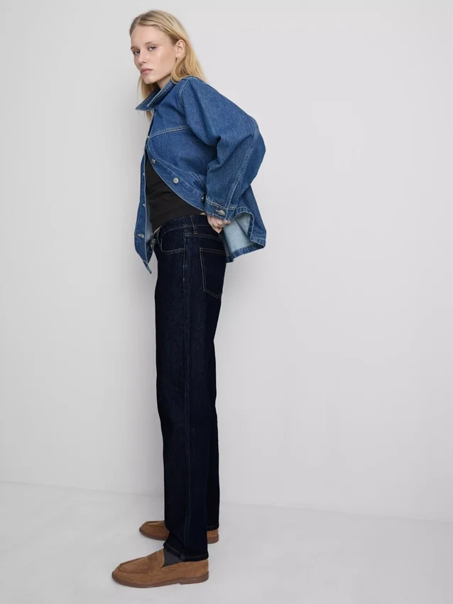 Jeans i bomullsdenim med middels høy midje og rette ben