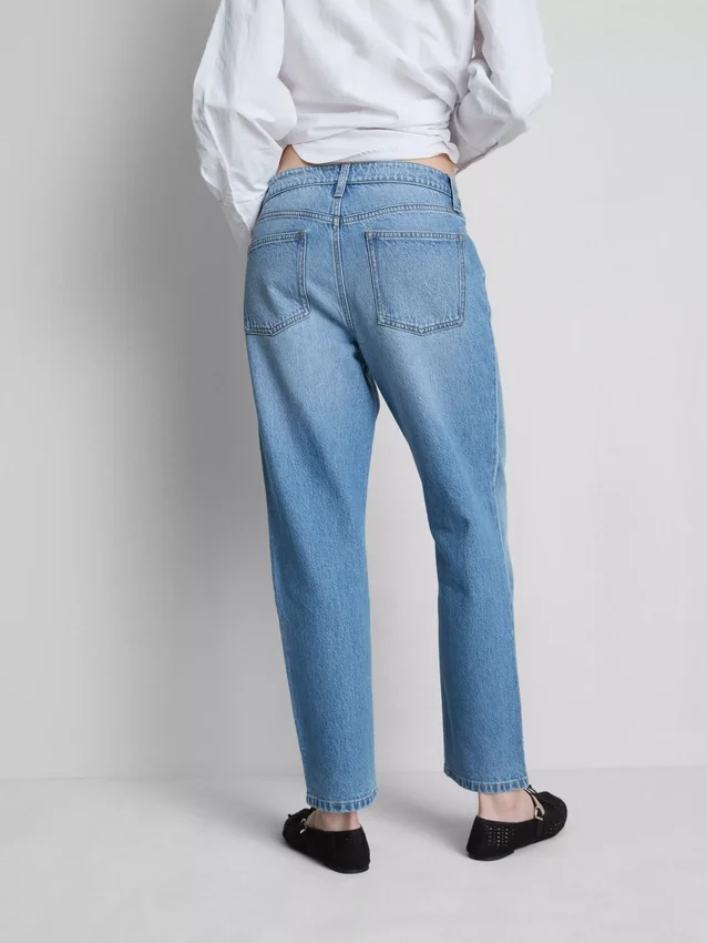 Jeans i bomullsdenim med middels høy midje og rette ben
