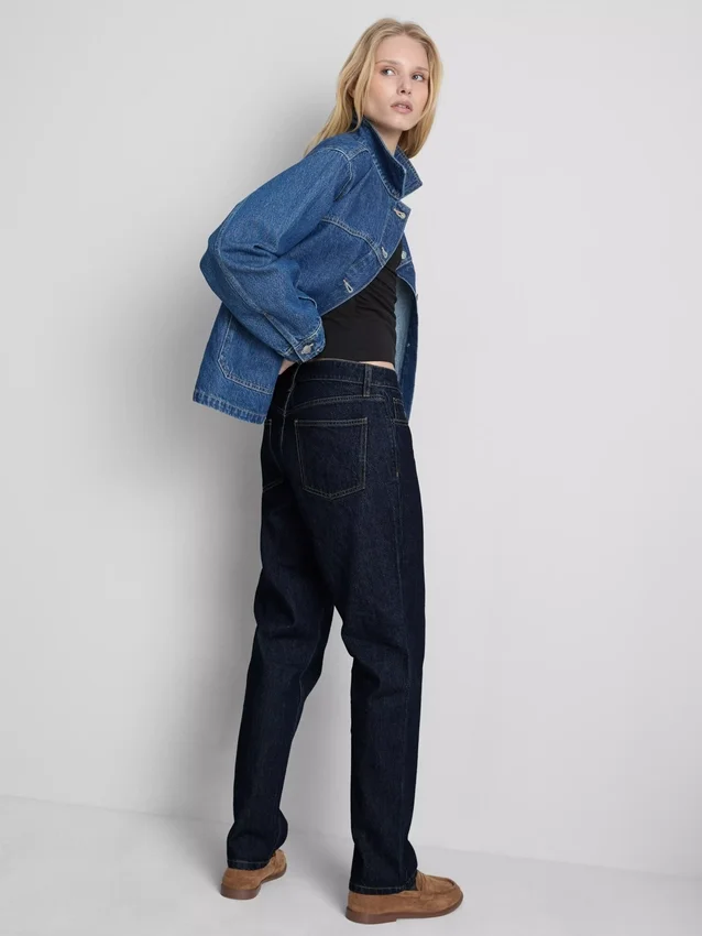 Jeans i bomullsdenim med middels høy midje og rette ben