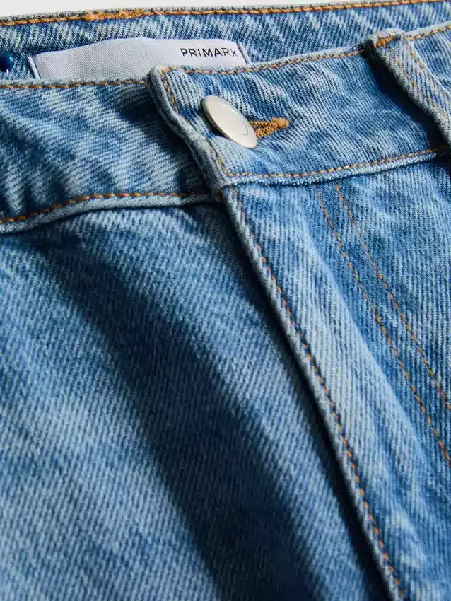 Jeans i bomullsdenim med middels høy midje og rette ben