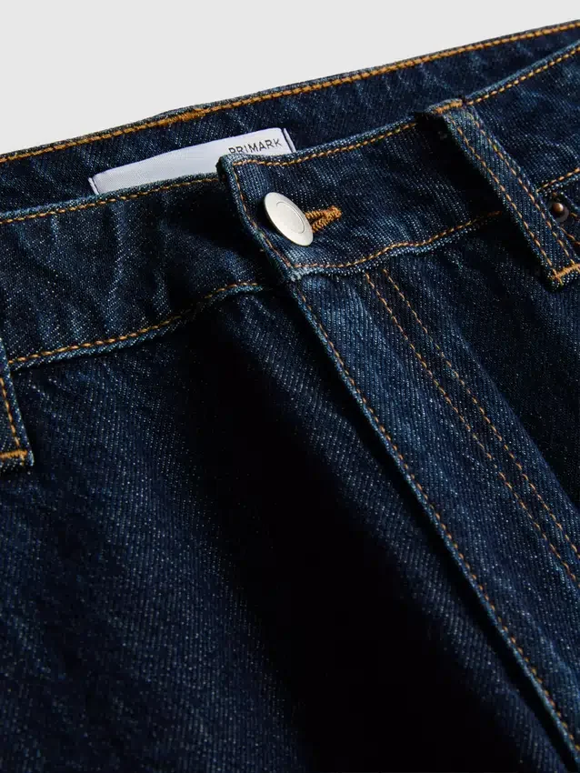 Jeans i bomullsdenim med middels høy midje og rette ben