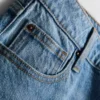 Jeans i bomullsdenim med middels høy midje og rette ben