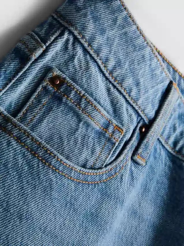 Jeans i bomullsdenim med middels høy midje og rette ben