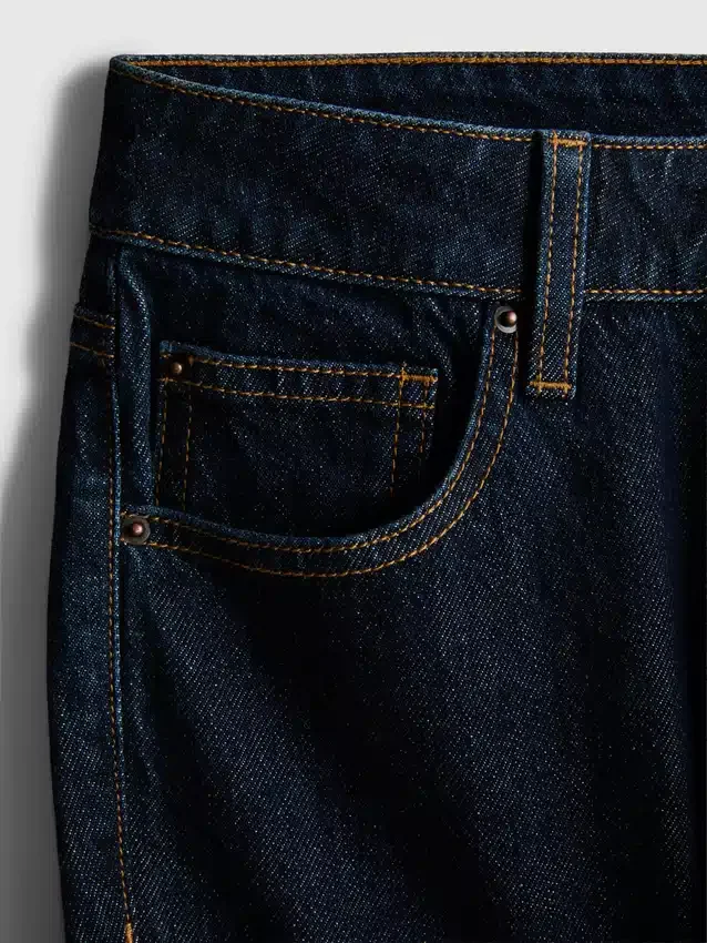 Jeans i bomullsdenim med middels høy midje og rette ben