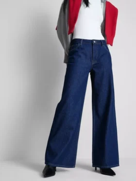 Jeans i bomullsdenim med middels høy midje og vide ben