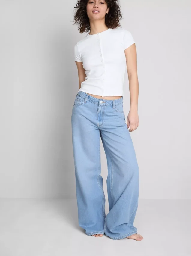 Jeans i bomullsdenim med middels høy midje og vide ben