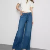 Jeans i bomullsdenim med middels høy midje og vide ben