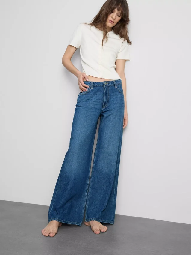 Jeans i bomullsdenim med middels høy midje og vide ben