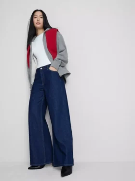 Jeans i bomullsdenim med middels høy midje og vide ben