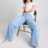 Jeans i bomullsdenim med middels høy midje og vide ben