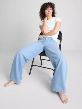 Jeans i bomullsdenim med middels høy midje og vide ben
