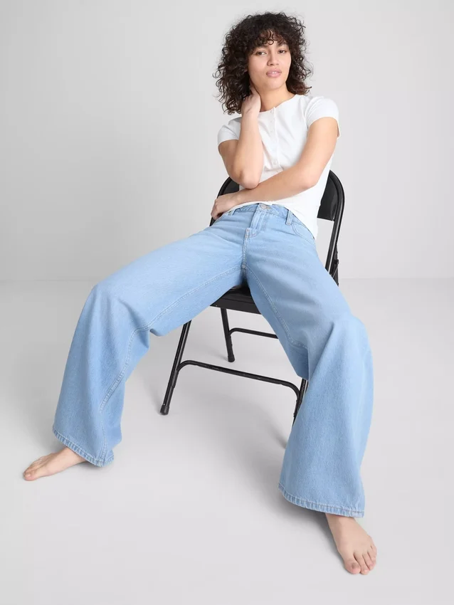 Jeans i bomullsdenim med middels høy midje og vide ben