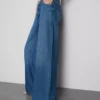 Jeans i bomullsdenim med middels høy midje og vide ben