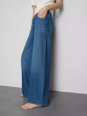 Jeans i bomullsdenim med middels høy midje og vide ben