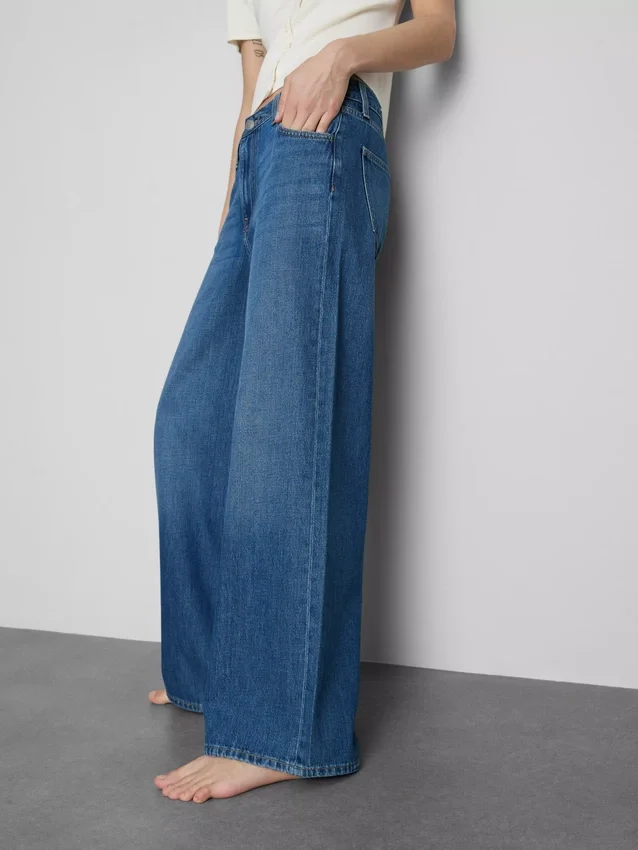 Jeans i bomullsdenim med middels høy midje og vide ben