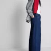 Jeans i bomullsdenim med middels høy midje og vide ben