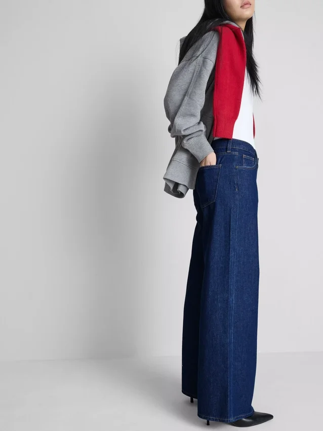 Jeans i bomullsdenim med middels høy midje og vide ben