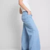 Jeans i bomullsdenim med middels høy midje og vide ben