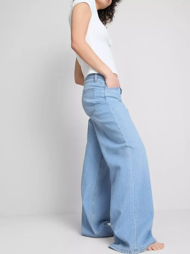Jeans i bomullsdenim med middels høy midje og vide ben