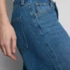Jeans i bomullsdenim med middels høy midje og vide ben
