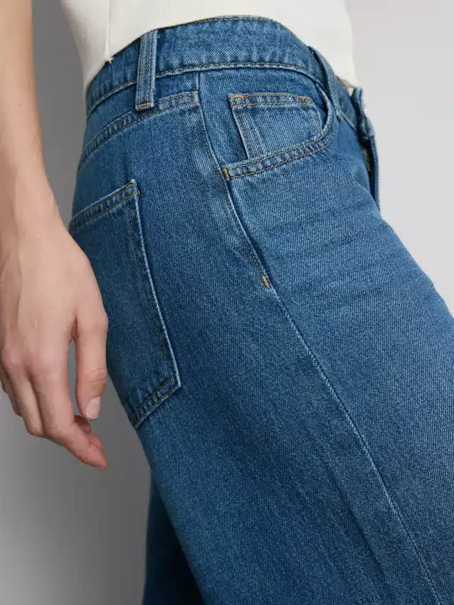 Jeans i bomullsdenim med middels høy midje og vide ben