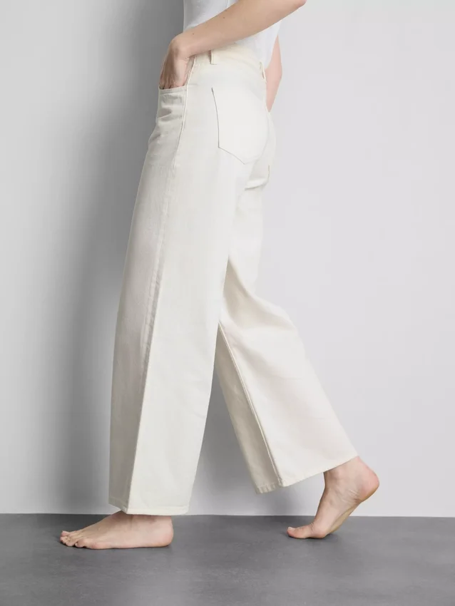 Jeans i bomullsdenim med middels høy midje og vide ben