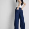 Jeans i bomullsdenim med middels høy midje og vide ben