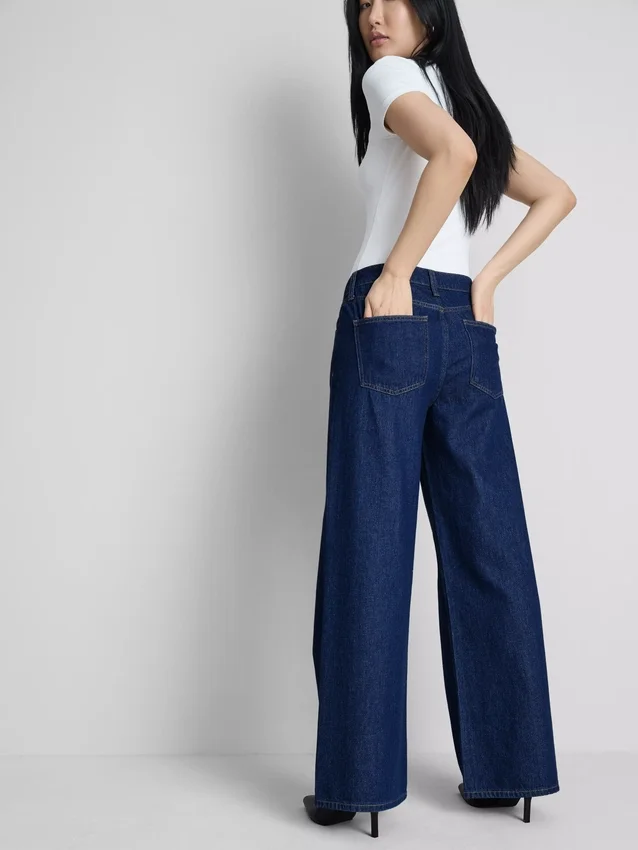 Jeans i bomullsdenim med middels høy midje og vide ben