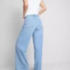 Jeans i bomullsdenim med middels høy midje og vide ben