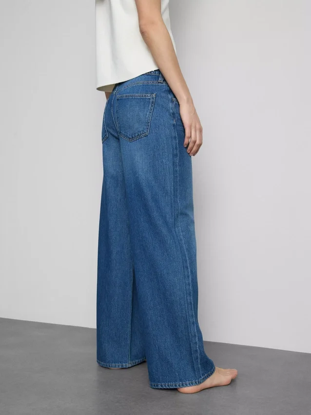 Jeans i bomullsdenim med middels høy midje og vide ben