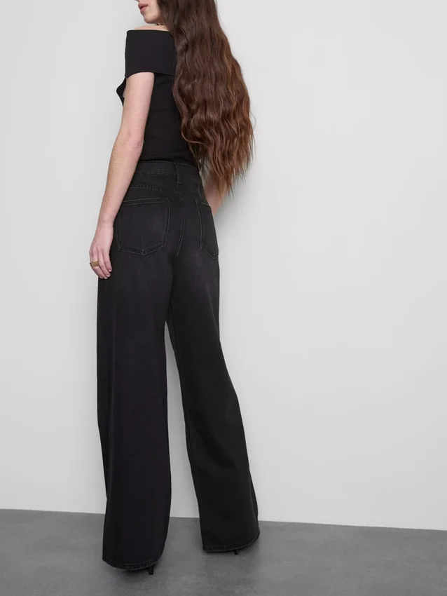 Jeans i bomullsdenim med middels høy midje og vide ben