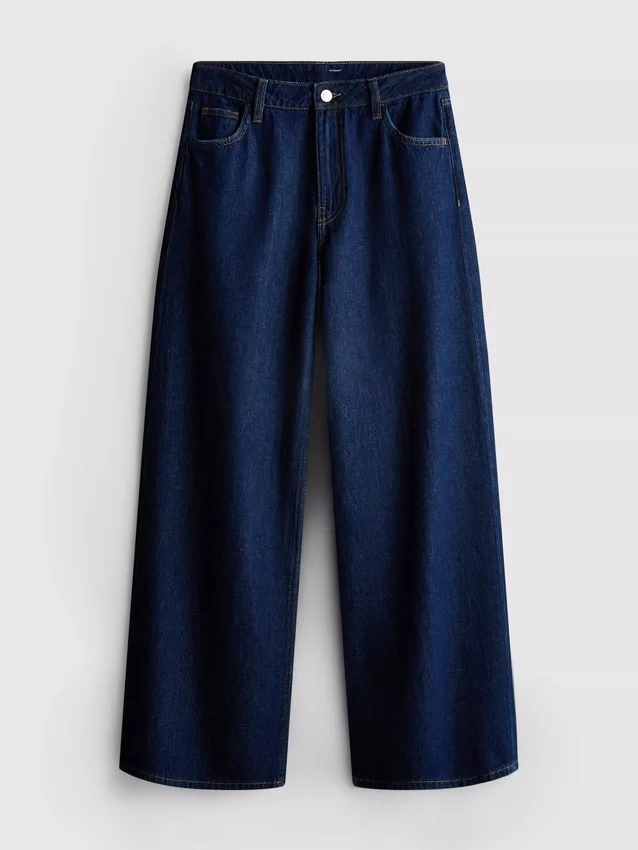 Jeans i bomullsdenim med middels høy midje og vide ben