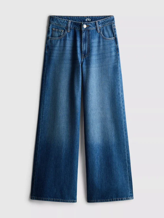 Jeans i bomullsdenim med middels høy midje og vide ben