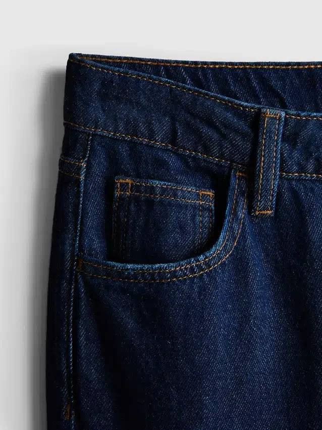 Jeans i bomullsdenim med middels høy midje og vide ben