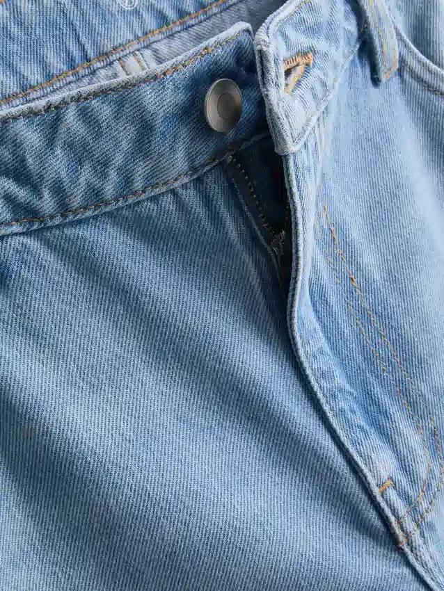 Jeans i bomullsdenim med middels høy midje og vide ben