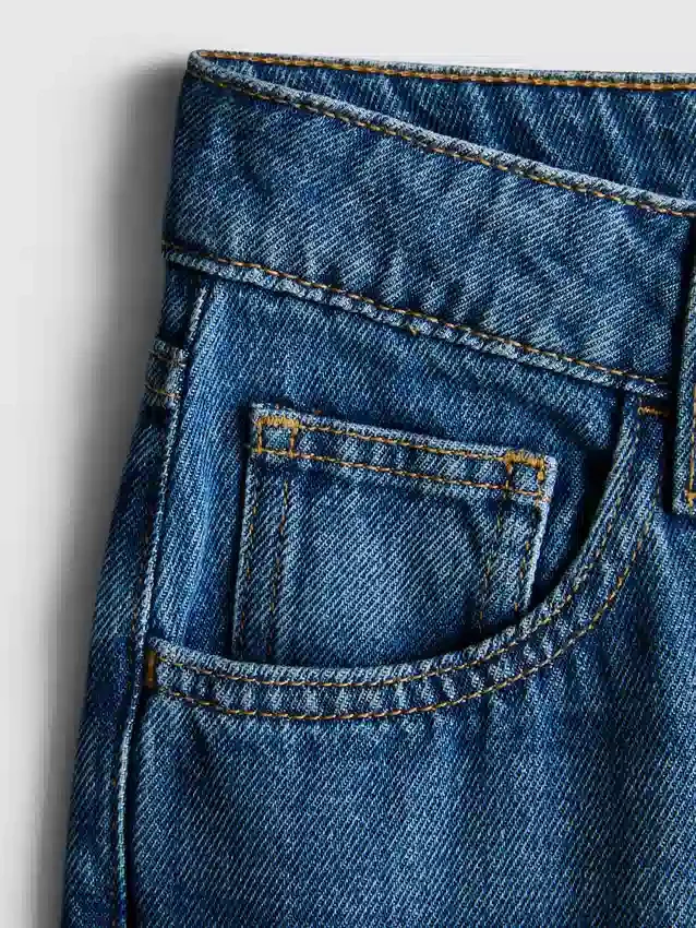 Jeans i bomullsdenim med middels høy midje og vide ben