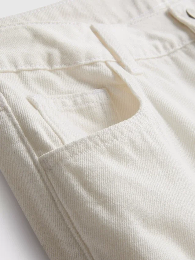 Jeans i bomullsdenim med middels høy midje og vide ben