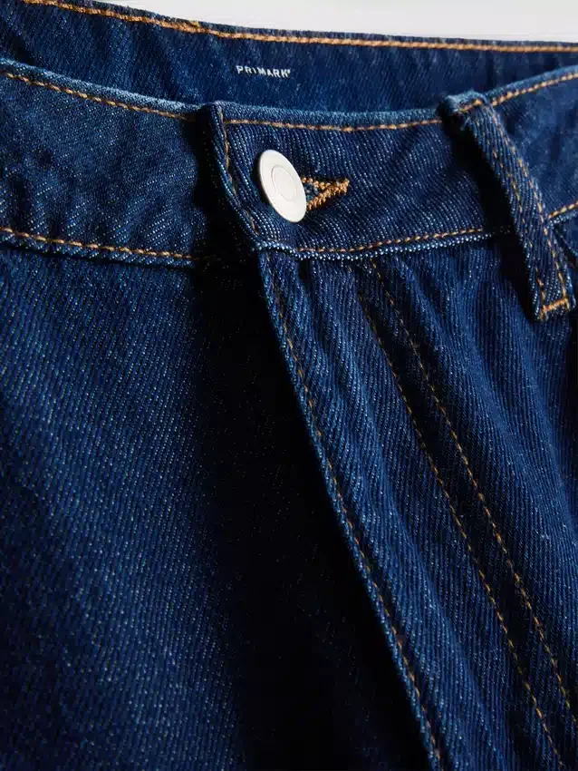 Jeans i bomullsdenim med middels høy midje og vide ben