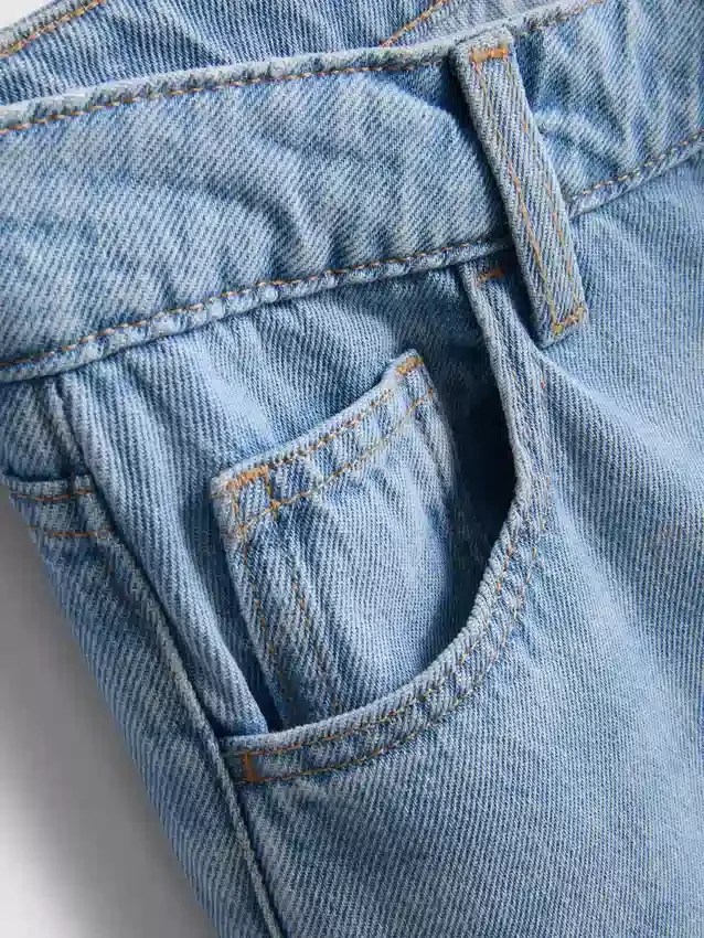 Jeans i bomullsdenim med middels høy midje og vide ben