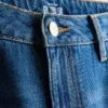 Jeans i bomullsdenim med middels høy midje og vide ben