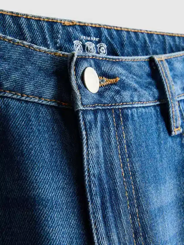 Jeans i bomullsdenim med middels høy midje og vide ben