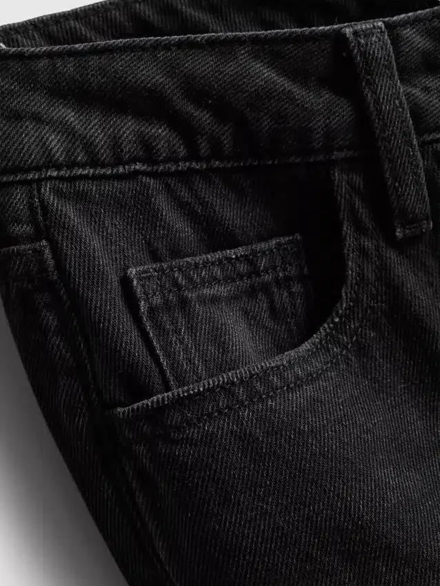 Jeans i bomullsdenim med middels høy midje og vide ben