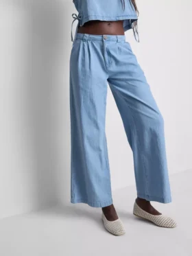 Jeans i bomullsdenim med plissert, vid ben