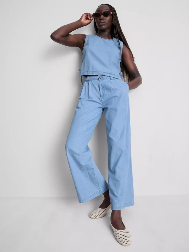 Jeans i bomullsdenim med plissert, vid ben