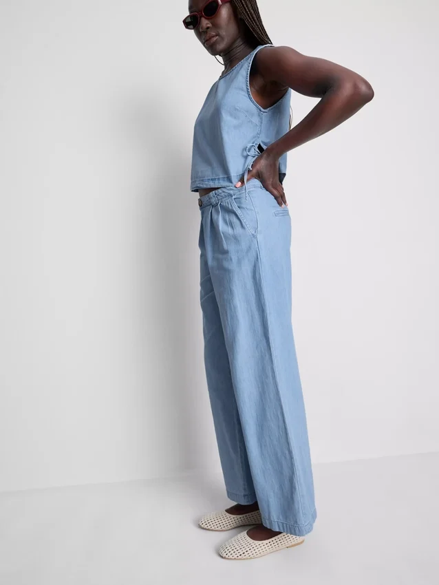 Jeans i bomullsdenim med plissert, vid ben